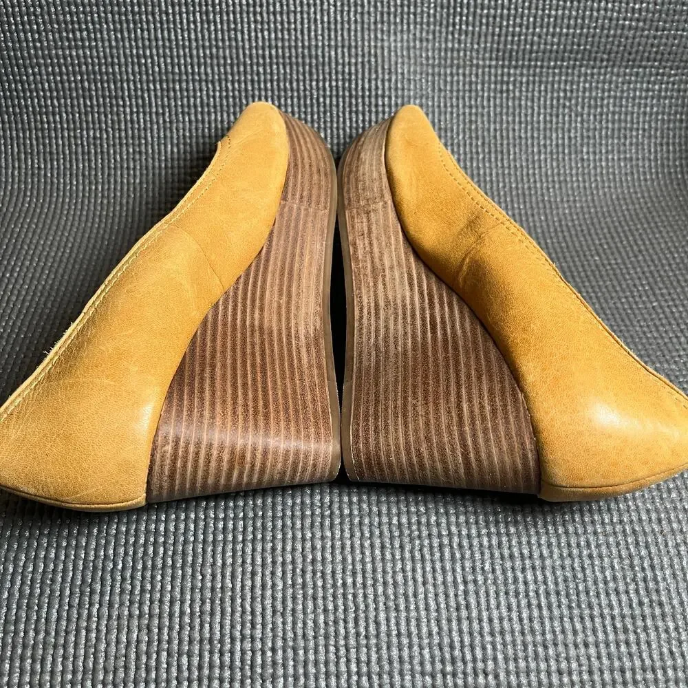 Lucky Brand Issy 2 Wedge Heels Womens 8.5M Yellow Leather Slip On Peep Toe‎